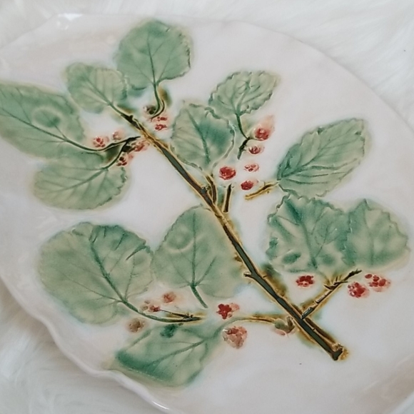 Handmade Glazed Clay leaves design free flow plate - Picture 3 of 8